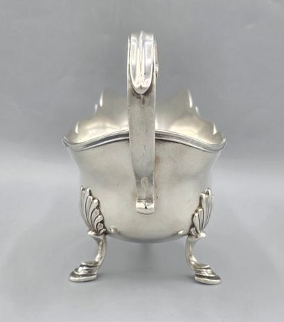 Saucière en argent reposant sur trois pieds...