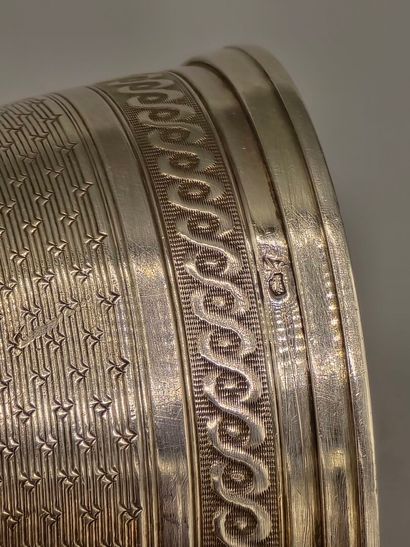 Coquetier sur pied en argent à décor guilloché.
Corps...