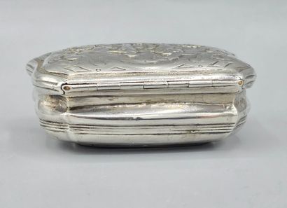 Boite de forme polylobée en argent.
Le couvercle...