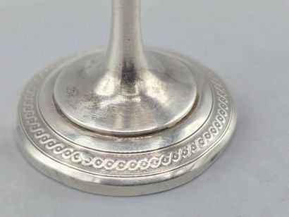 Coquetier sur pied en argent à décor guilloché.
Corps...