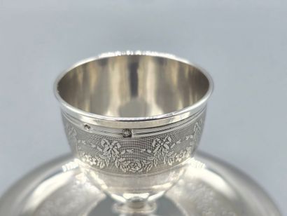 Coquetier en argent de style Louis XVI reposant...