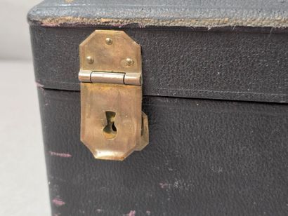 Coffret de ménagère au couvercle recouvert...