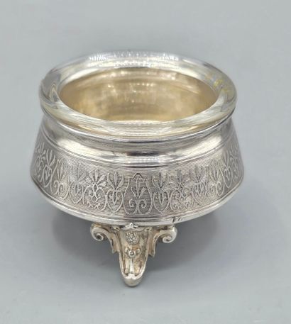 Salière tripode en argent à large frise de...