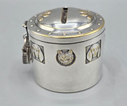 Boîte tirelire en métal argenté avec décor...