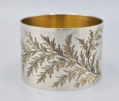 Rond de serviette en argent à décor de feuillage,...