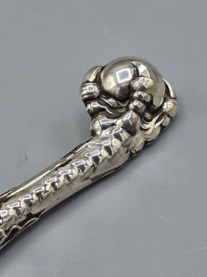 Ouvre lettre ou coupe papier en argent.
Manche...