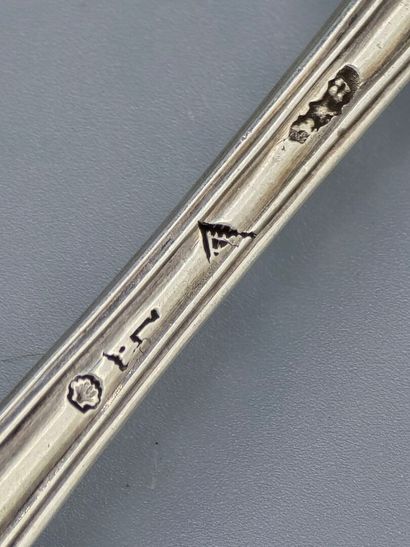 PARIS 1756-1762. 
Pelle à sel en argent,...