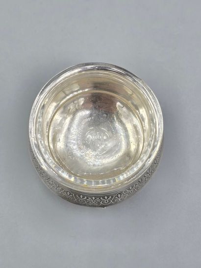 Salière tripode en argent à large frise de...