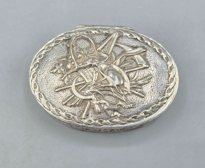 Petite boite/ pilulier en argent à décor...