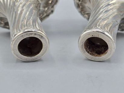 Paire de carafes en verre de forme balustre,...