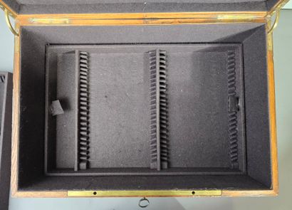 Grand coffret de ménagère en bois.
Encoignures...