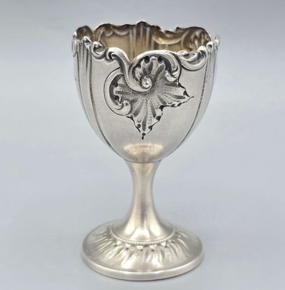 Coquetier en argent reposant sur un pied....