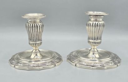 Paire de bougeoirs de toilette en argent....