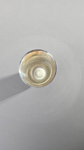 Timbale tulipe en argent.
Le corps gravé...