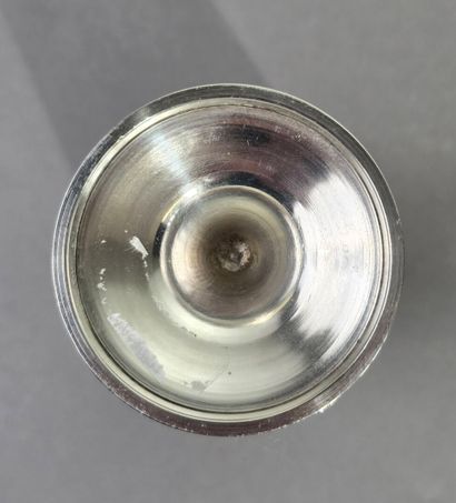 Timbale en métal argenté. 
Calice évasé au...