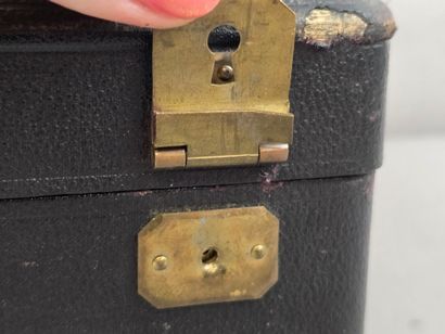 Coffret de ménagère au couvercle recouvert...
