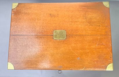 Grand coffret de ménagère en bois.
Encoignures...