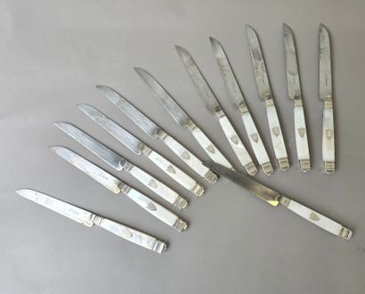 LAPAR.

Service de 12 couteaux de table aux...
