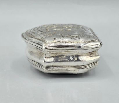 Boite de forme polylobée en argent.
Le couvercle...