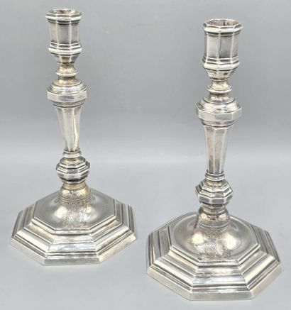 Deux flambeaux formant paire en argent du...