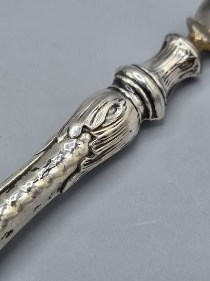 Ouvre lettre ou coupe papier en argent.
Manche...
