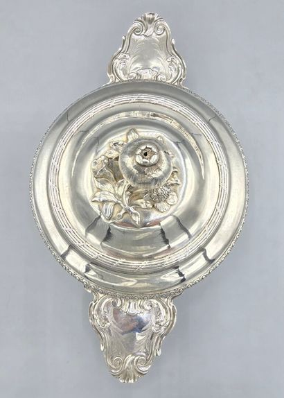 PARIS 1752
Écuelle couverte en argent dotée...