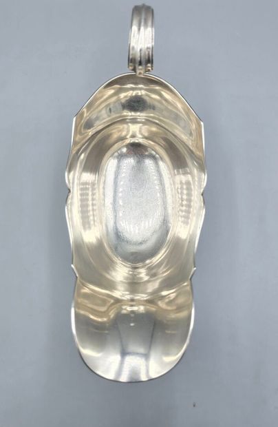 Saucière en argent reposant sur trois pieds...