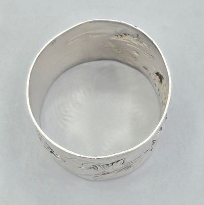 Rond de serviette en argent à décor ciselé...