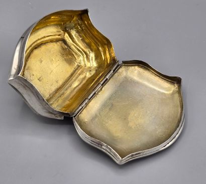 Boite de forme polylobée en argent.
Le couvercle...