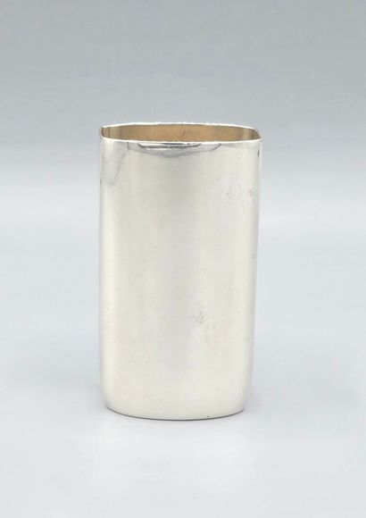 FABERGE style de
Petite coupe/ pot de table...