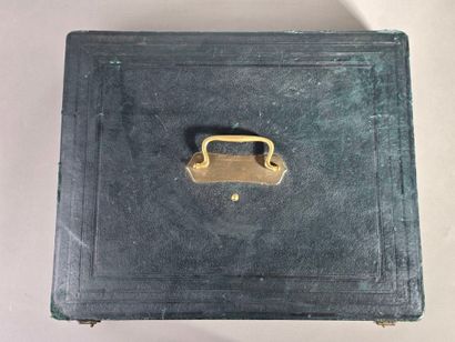 Coffret de ménagère avec couvercle au-dessus...