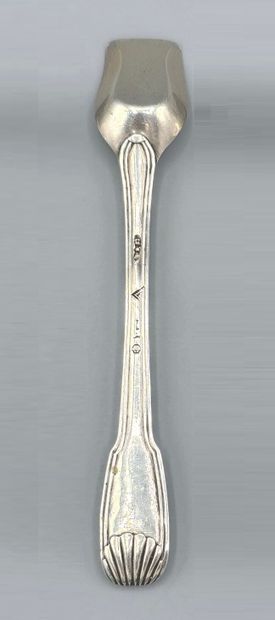 PARIS 1756-1762. 
Pelle à sel en argent,...