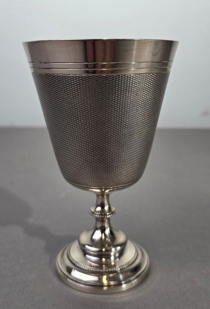 Timbale en métal argenté. 
Calice évasé au...
