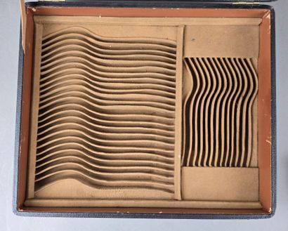 Coffret de ménagère au couvercle recouvert...