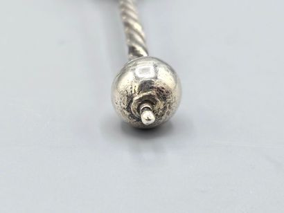 Cuillère en argent au large cuilleron. 
Manche...