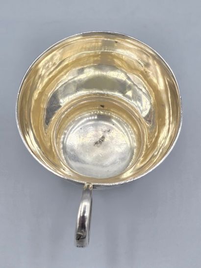 Tasse russe en argent et vermeil, reposant...