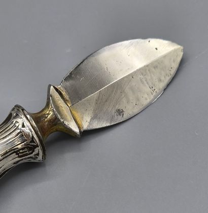 Ouvre lettre ou coupe papier en argent.
Manche...