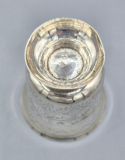 Timbale tulipe en argent à décor gravé de...