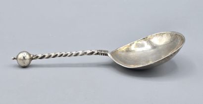 Cuillère en argent au large cuilleron. 
Manche...