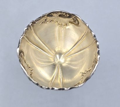 Coquetier en argent reposant sur un pied....
