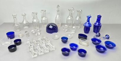 Crystal lot including : 
- 9 individual decanters....