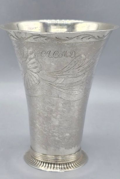 SUEDE, 1805.
Gobelet ou timbale de forme...