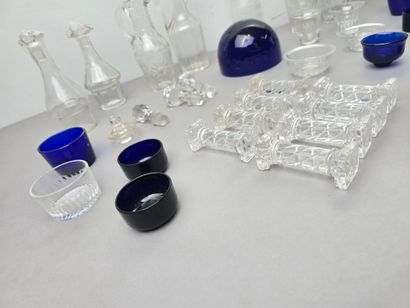 Crystal lot including : 
- 9 individual decanters....