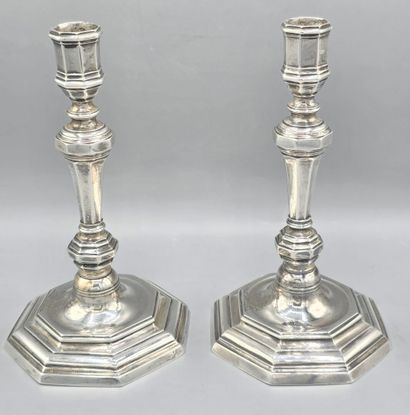 Deux flambeaux formant paire en argent du...