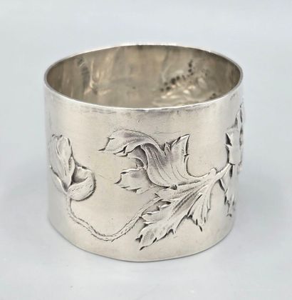 Rond de serviette en argent à décor ciselé...