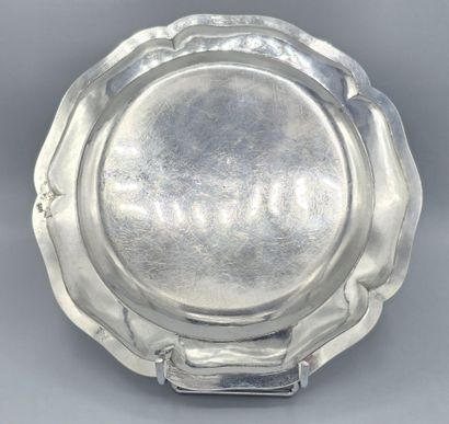 PARIS 1747
Plat en argent massif d'époque...