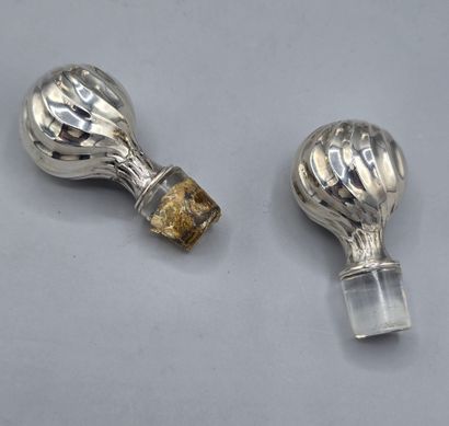Paire de carafes en verre de forme balustre,...