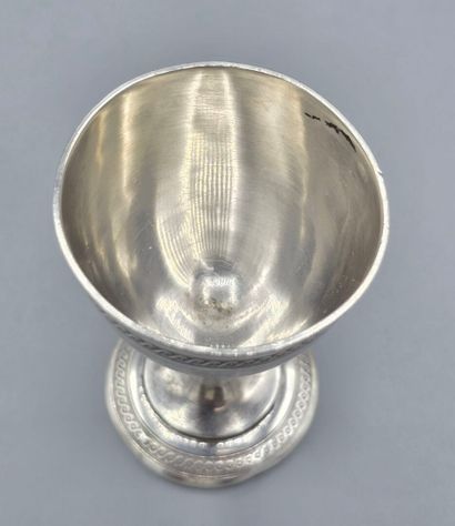 Coquetier sur pied en argent à décor guilloché.
Corps...