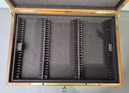 Grand coffret de ménagère en bois.
Encoignures...