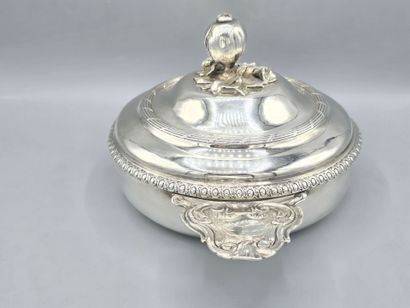 PARIS 1752
Écuelle couverte en argent dotée...